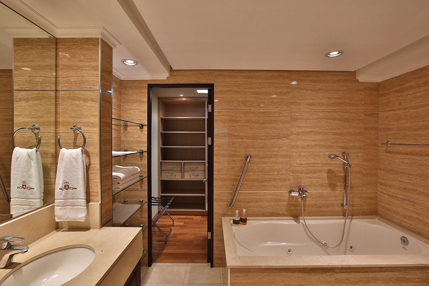 Cortijo Los Laureles high-end apartment for rent Diplomatic Suite with whirlpool