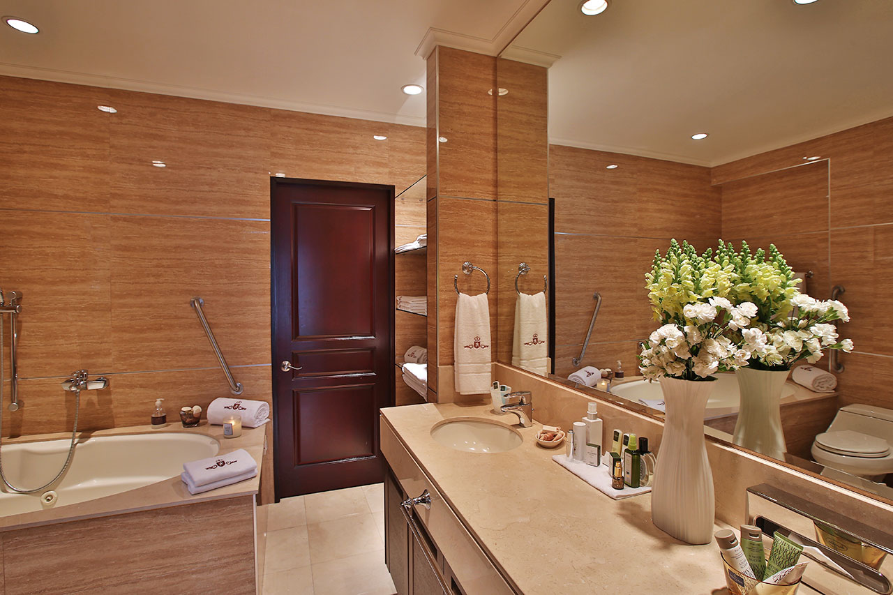 Costa Rica exclusive President apartment for rent Cortijo Los Laureles whirlpool bathroom