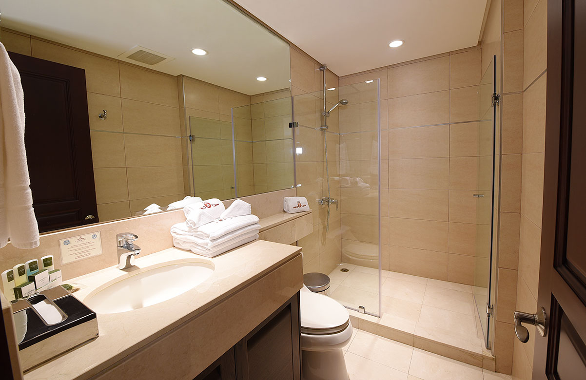 Cortijo Los Laureles Costa Rica rental apartment Royal Suite Deluxe guest bathroom