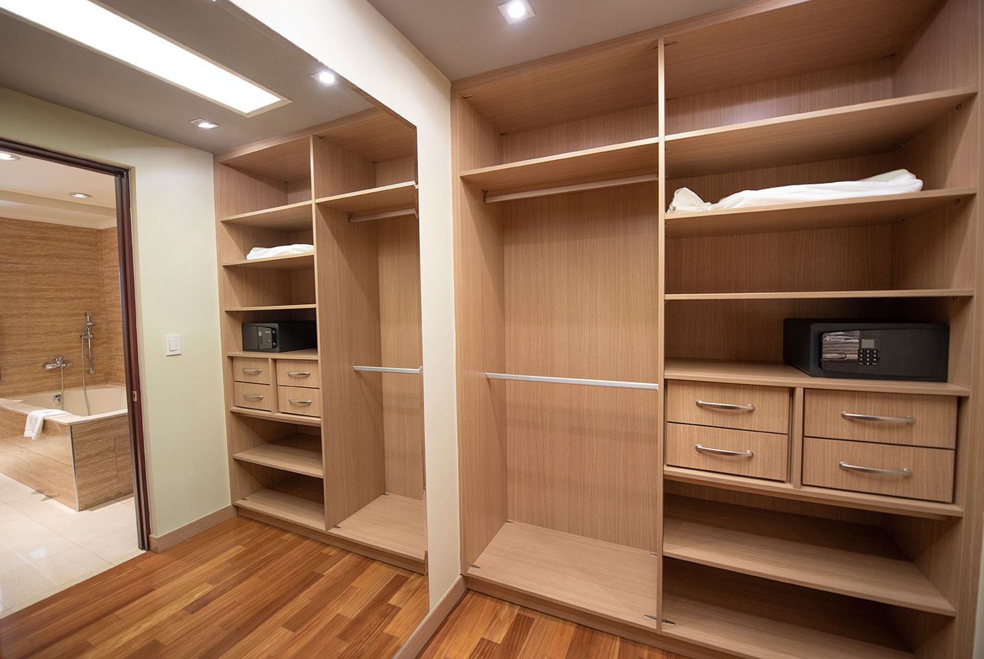 Cortijo Los Laureles San Jose, apartment for rent Royal Suite with quality walk-in wood closet
