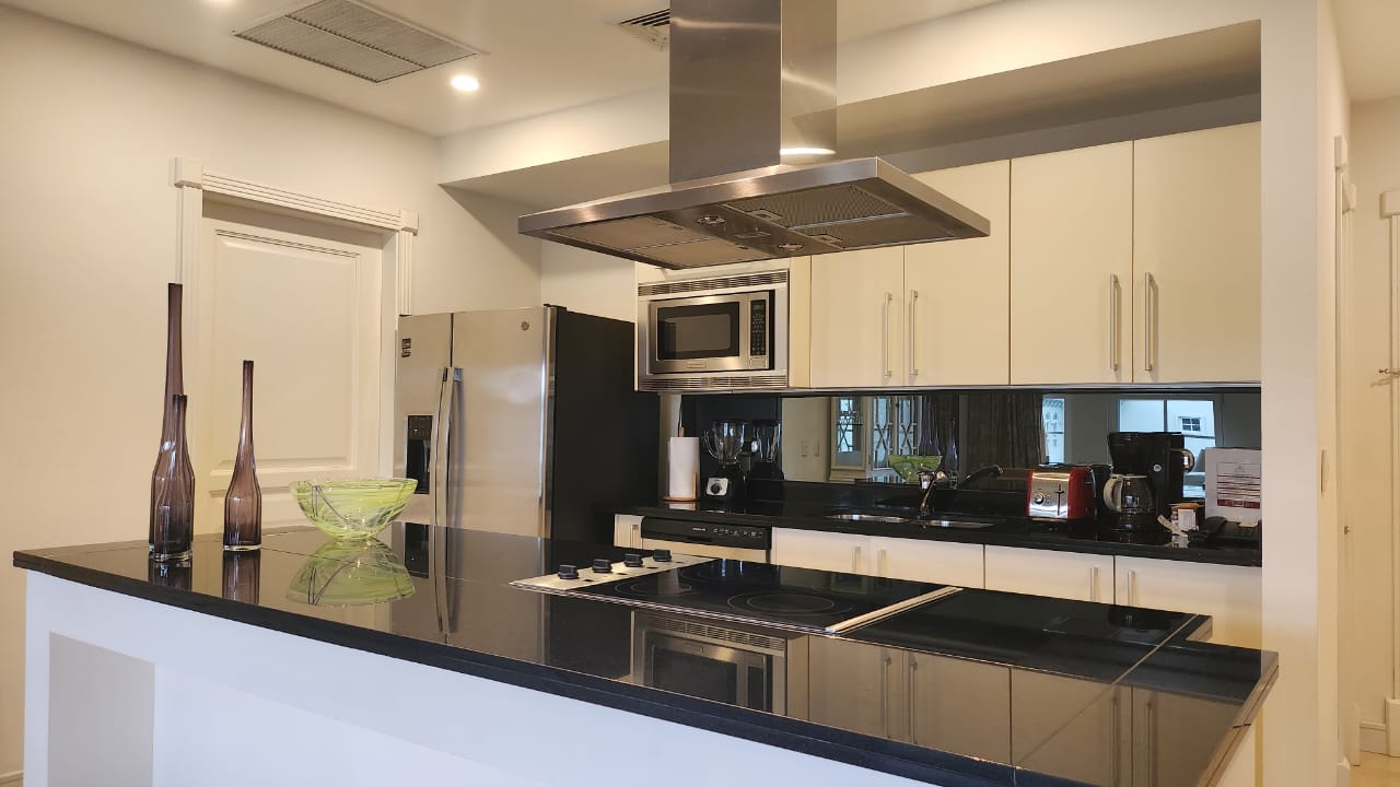 Fully equipped kitchen with granite countertop